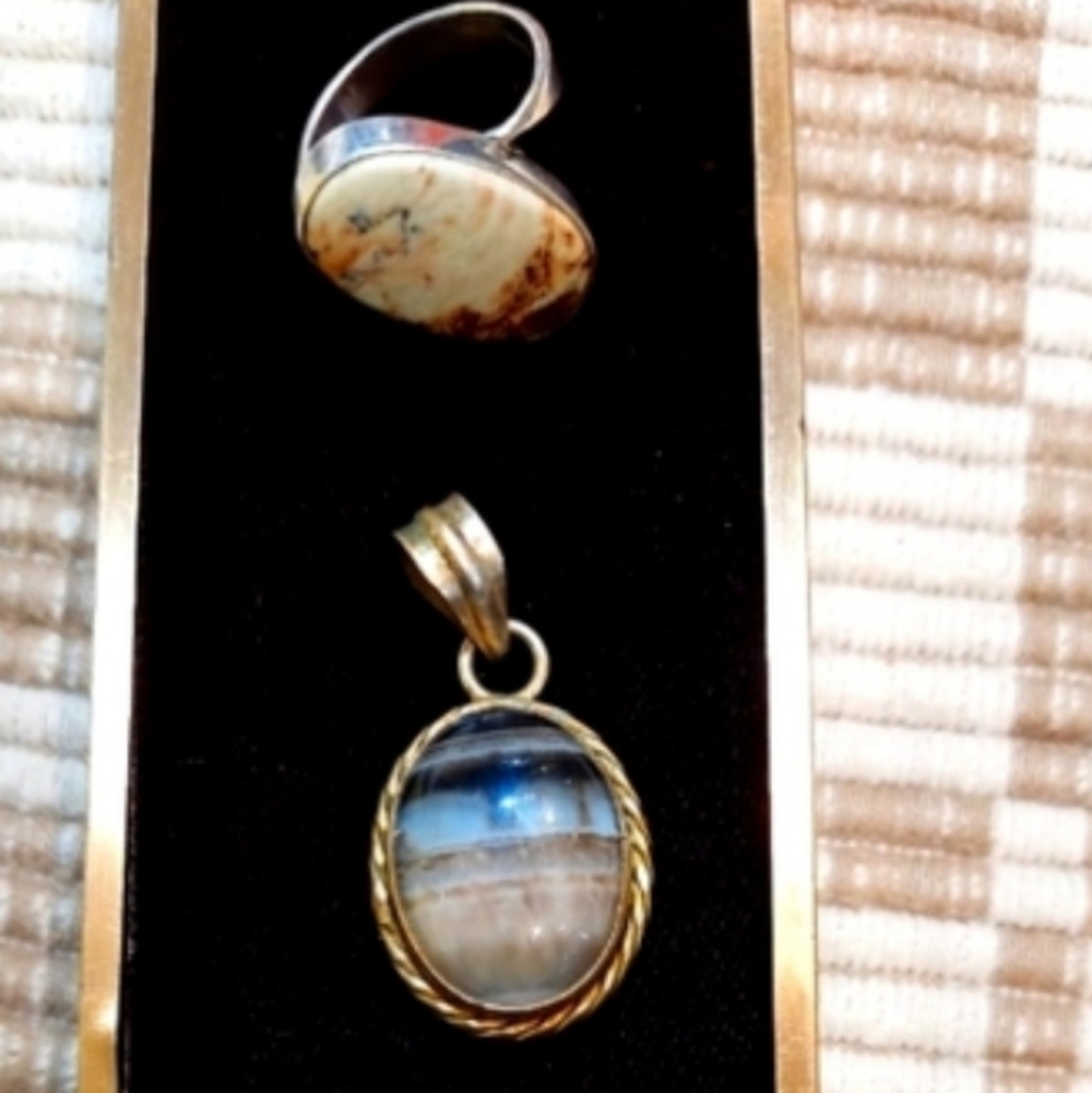 1 Ring and 1 Pendant 925 with natural stones